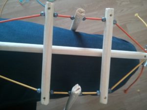 Attache des billes de plomb Attache des billes de plomb sur les élastiques pour fixer les tiges de bois.